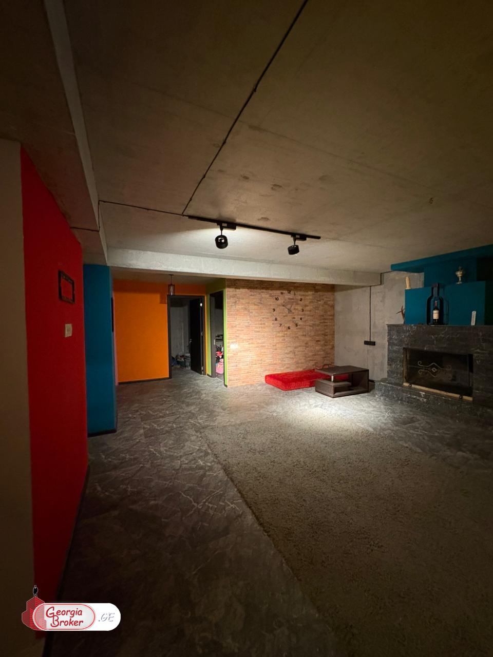 იყიდება ახალი გარემონტებული 12 ოთახიანი სახლი